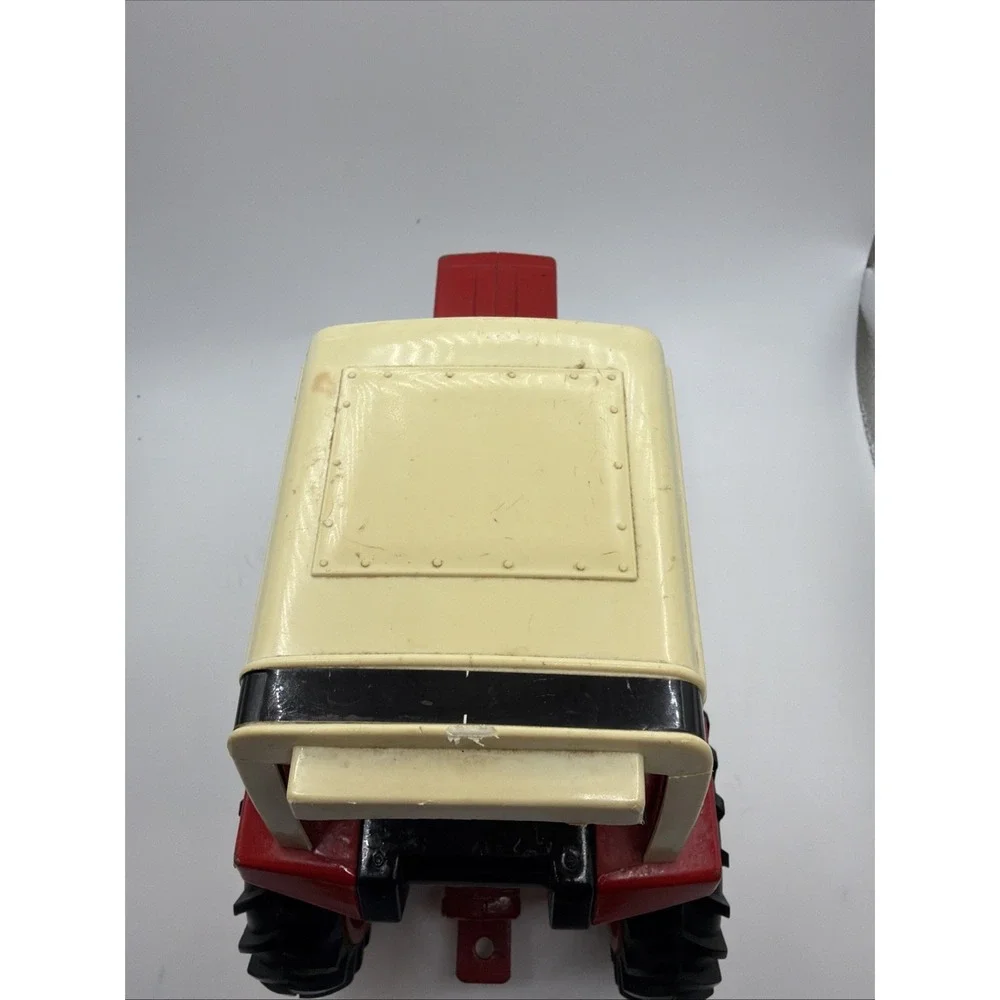 Vintage 1/16 Ertl International harvester 1586‎ diecast w/frontend tractor.